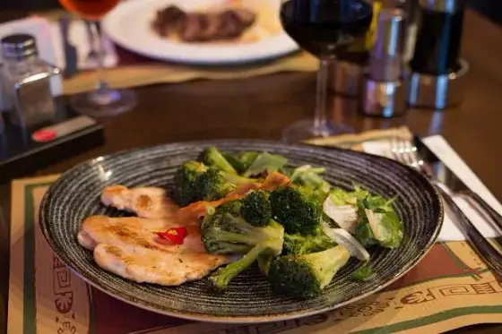 Jak przygotować filet z kurczaka jak z restauracji i zaskoczyć gości