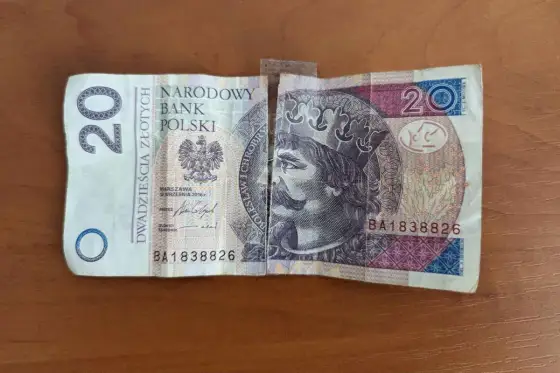 Sklejony banknot: czy można nim płacić i jak wymienić?