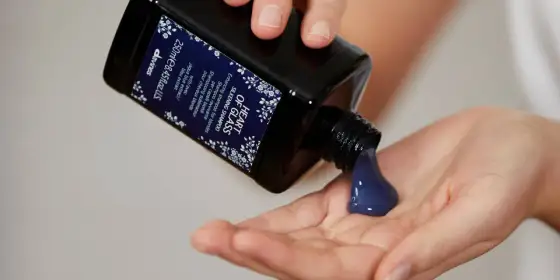 Shampoing bleu ou violet pour cheveux blonds - lequel choisir ?