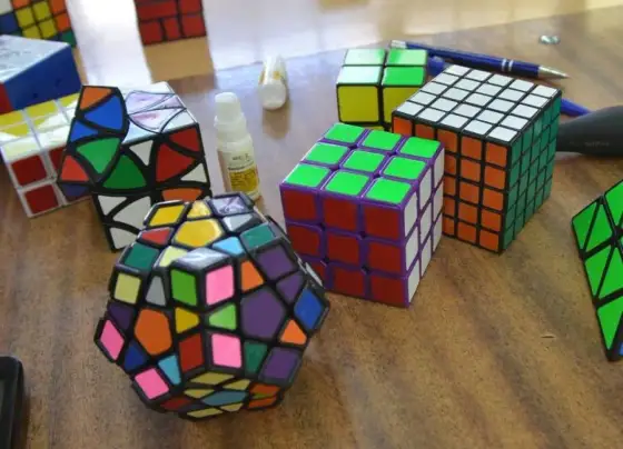 Jak ułożyć kostkę Rubika 3x3? Prosty poradnik krok po kroku