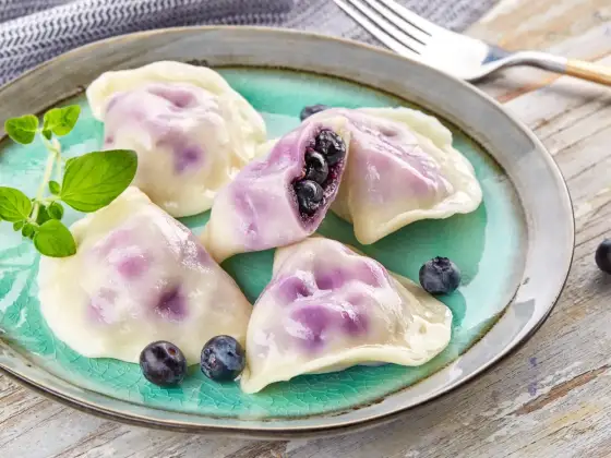 Pierogi z jagodami - Jak zrobić idealne, by nie pękały?