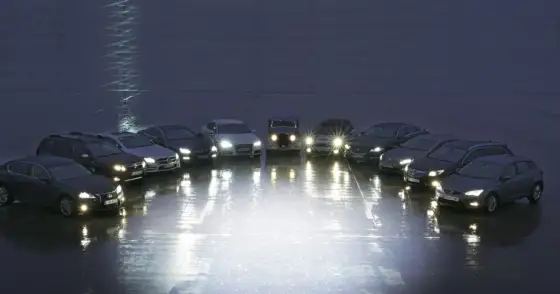 Ksenon vs LED: Które światła wybrać do auta? Poradnik
