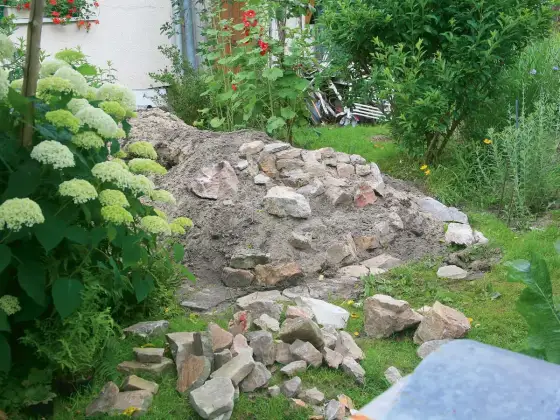 Skalniak w ogrodzie - Jak zaprojektować trwałą rabatę?