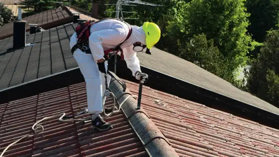Wymiana dachu z azbestu - Ile kosztuje i jak zrobić to bezpiecznie?