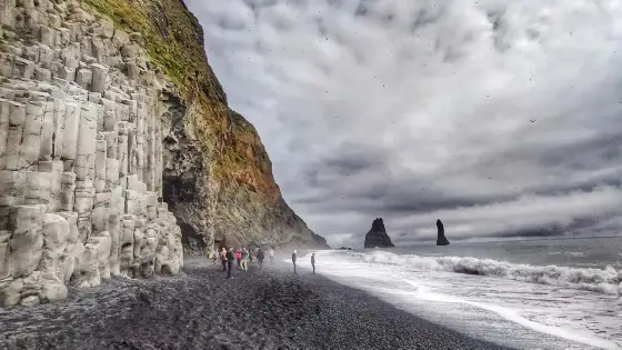 Reynisfjara - czarna plaża Islandii: plan, zdjęcia, bezpieczeństwo