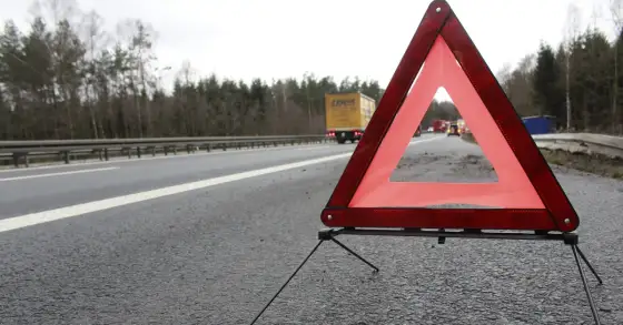 Światła awaryjne i trójkąt ostrzegawczy - jak ich używać poprawnie?