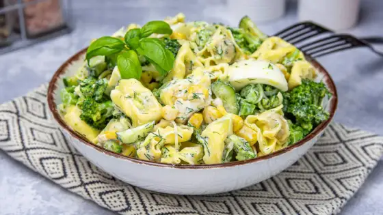 Sałatka z tortellini i jajkiem - przepis idealny na każdą okazję