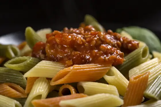 Jak dobrać sos do makaronu? Zasady spaghetti i penne