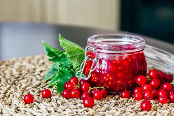 Domowy dżem z czerwonej porzeczki: przepis, porady i sekrety