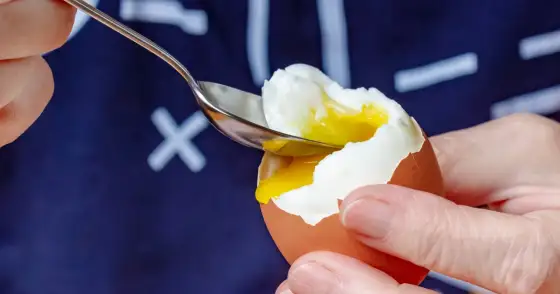 Ile kalorii ma jajko na miękko? Oto, co naprawdę się liczy