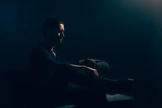 Low key w fotografii - jak budować ciemny, czytelny kadr