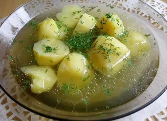 Rosół z ziemniakami - Przepis na klarowną i sycącą zupę