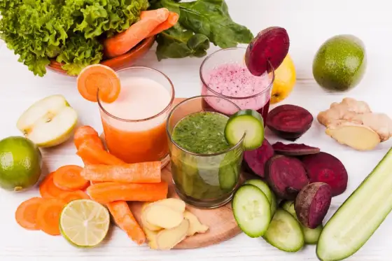 Dieta sokowa - czy to zdrowy detoks? Sprawdź, zanim wypijesz!