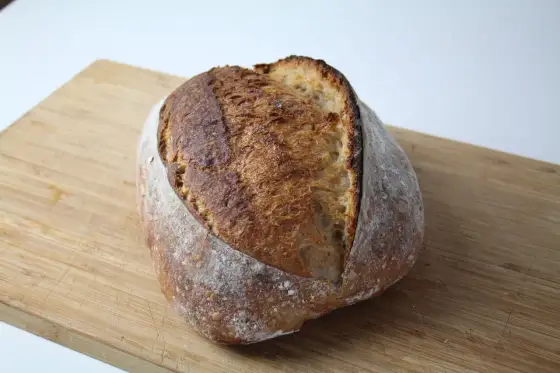 Chleb na zakwasie - przepis babci. Upiecz idealny bochenek!