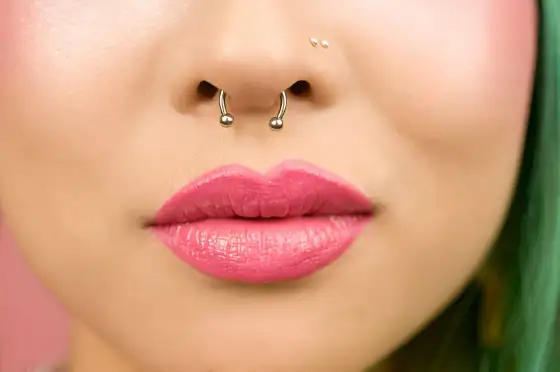 Kolczyk w nosie kropka - Jak wybrać idealny i dbać o piercing?