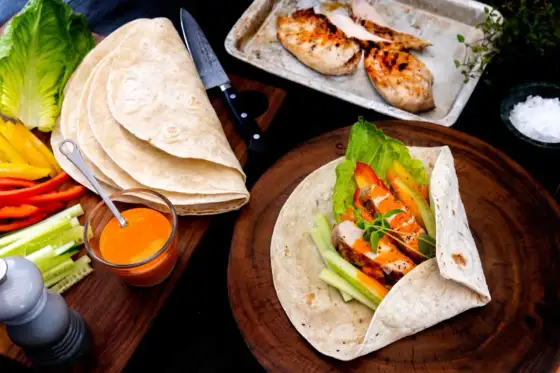 Kycklingwrap - Så bygger du en som håller ihop och smakar bäst