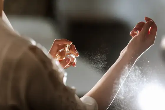 Perfumy, testery, odpowiedniki i podróbki – czym się różnią i jak nie dać się oszukać?