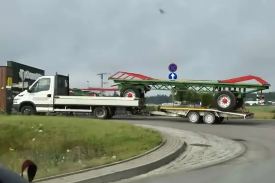 Transport przyczepy kempingowej na lawecie - przepisy, koszty i błędy