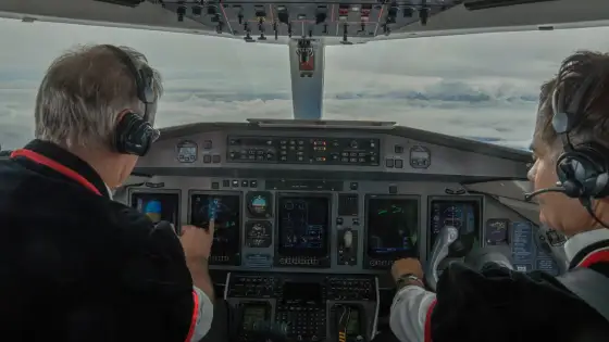 Ile zarabia pilot pasażerski? Prawda o zarobkach i kosztach