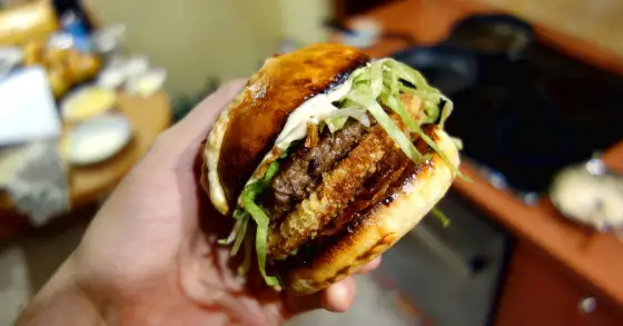 Domowy burger jak z McDonald's: Przepis na kultowy smak