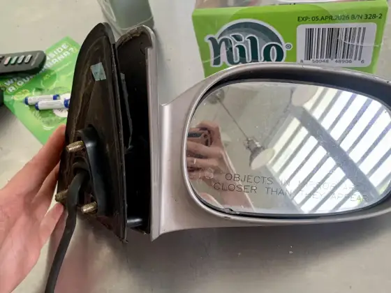 Jak trwale naprawić lusterko boczne? Wybierz najlepszy klej!
