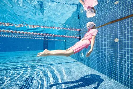 Co zabrać na basen? Lista rzeczy, które naprawdę się przydają