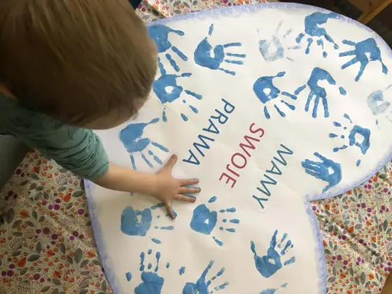 Kolaż dla dzieci - Jak rozwijać sprawność dłoni i unikać błędów?