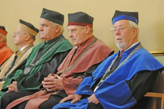 Biret rektorski - symbol władzy czy mody?