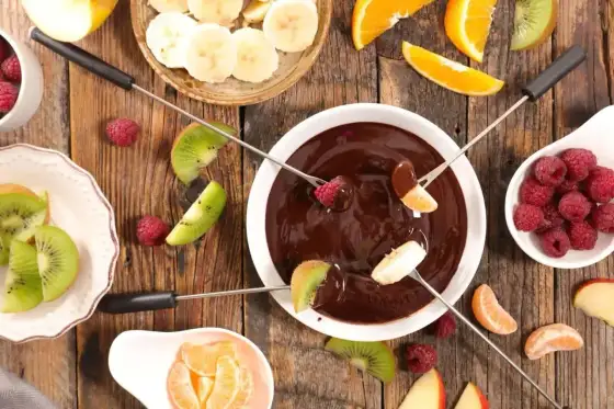 Fondue czekoladowe - jak dobrać proporcje i dodatki