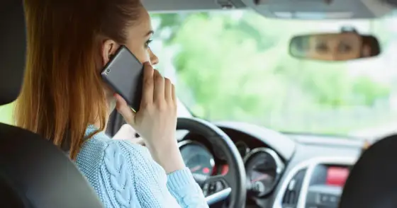 Telefon podczas jazdy - mandat, punkty i legalne wyjątki