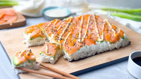 Sushi ohne Bambusmatte rollen? So geht's wirklich!