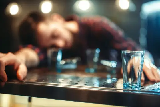 Jak szybko wytrzeźwieć? Prawda o powrocie po alkoholu