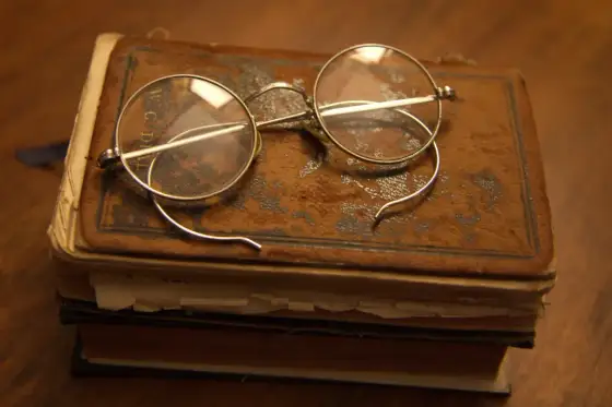 Kiedy wynaleziono okulary? Historia, która zaskakuje!
