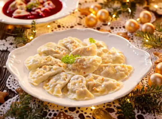 Pierogi z kapustą - idealny farsz i miękkie ciasto. Sprawdź!