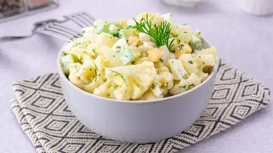 Sałatka z kalafiorem, jajkiem i ogórkiem - idealna, bez wpadek!