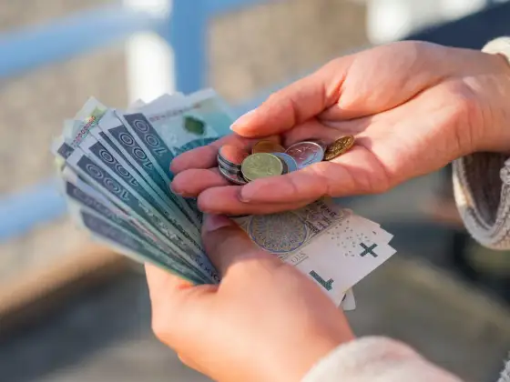 Świadczenie uzupełniające - 500 zł: Kto dostanie i jak złożyć wniosek?