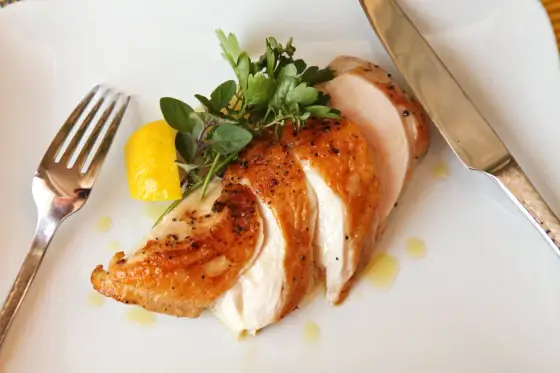 Kurczak sous vide - jak zrobić idealnie soczyste mięso?