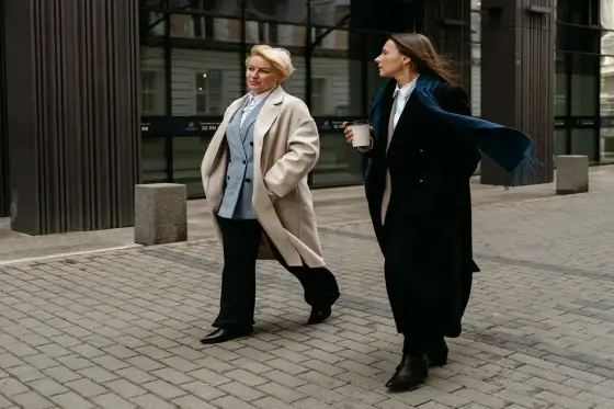 Warstwowe stylizacje do biura zimą: Elegancja bez dodawania objętości?