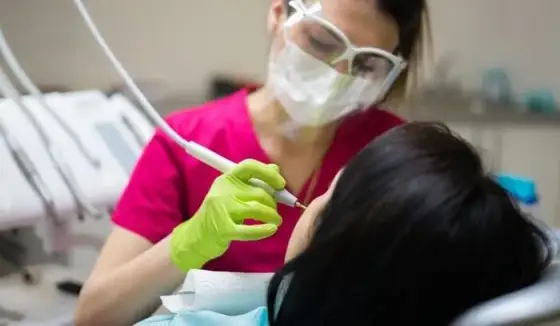 Jak wytrzymać u dentysty? Pokonaj strach i leczenie bez bólu!