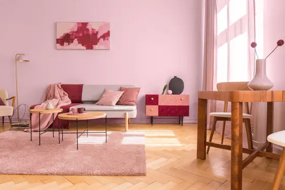 Brudny róż na ścianie: Inspiracje i porady dla Twojego domu
