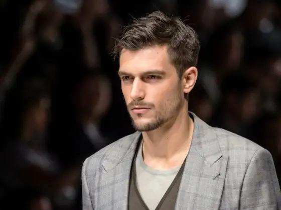 Capelli corti uomo spettinati - tagli e styling facile