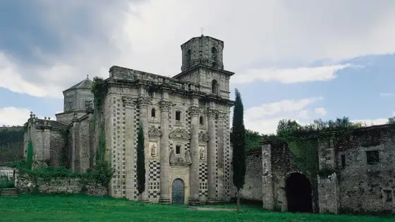 Monasterio de Monfero - La historia tras su fachada ajedrezada