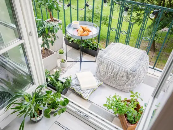 Balkon-Ideen, die kleine Flächen groß wirken lassen