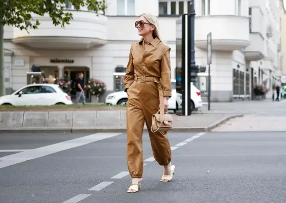 Jak stylizować kombinezon? Buty, dodatki i okrycia na każdą okazję