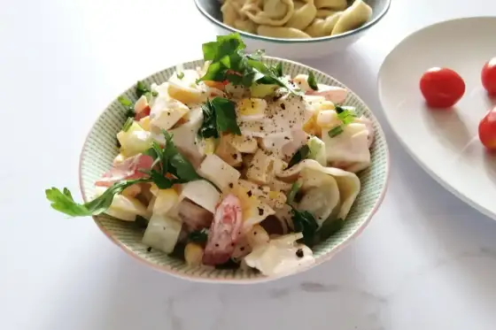 Sałatka z tortellini - prosty przepis i proporcje, które działają