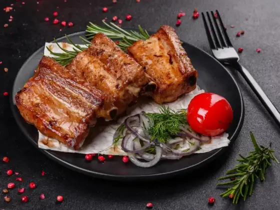 Soczyste żeberka z piekarnika - przepis na miękkie i rumiane