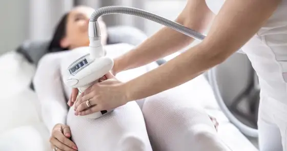 Żelazko antycellulitowe vs Endermologia: Kluczowe różnice na cellulit
