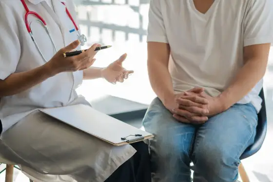 Kolejki NFZ na rehabilitację: Jak długo poczekasz i co zrobić?