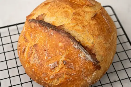 Chleb na drożdżach - przepis idealny? Upiecz go bez zakalca!