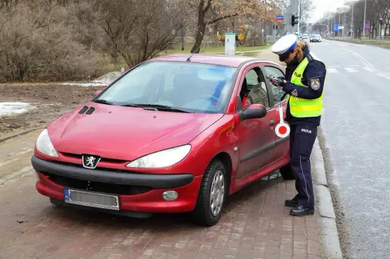 Przelot w samochodzie: kary, punkty i utrata prawa jazdy. Sprawdź!